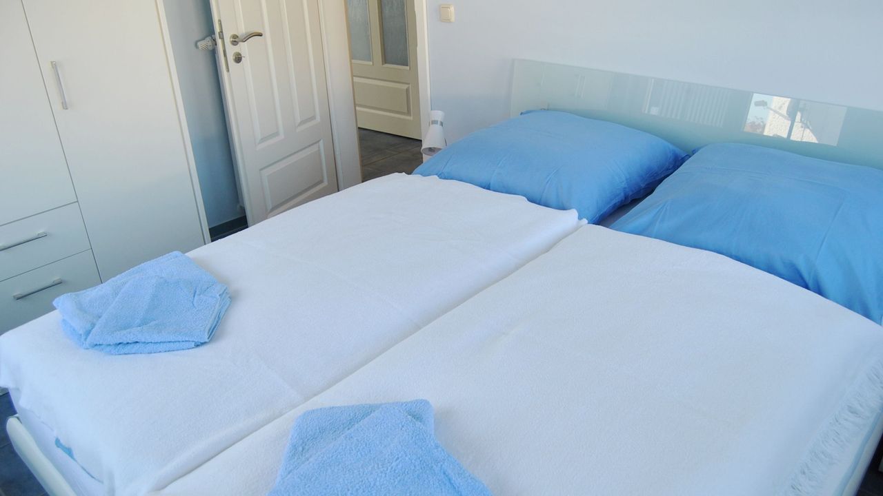 Schlafzimmer mit Doppelbett und Kleiderschrank Schlafzimmer mit Doppelbett und Kleiderschrank